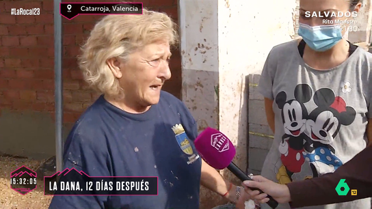 Fátima, vecina de Catarroja, agradece la ayuda de los voluntarios: "Nos está ayudando, que es lo principal"